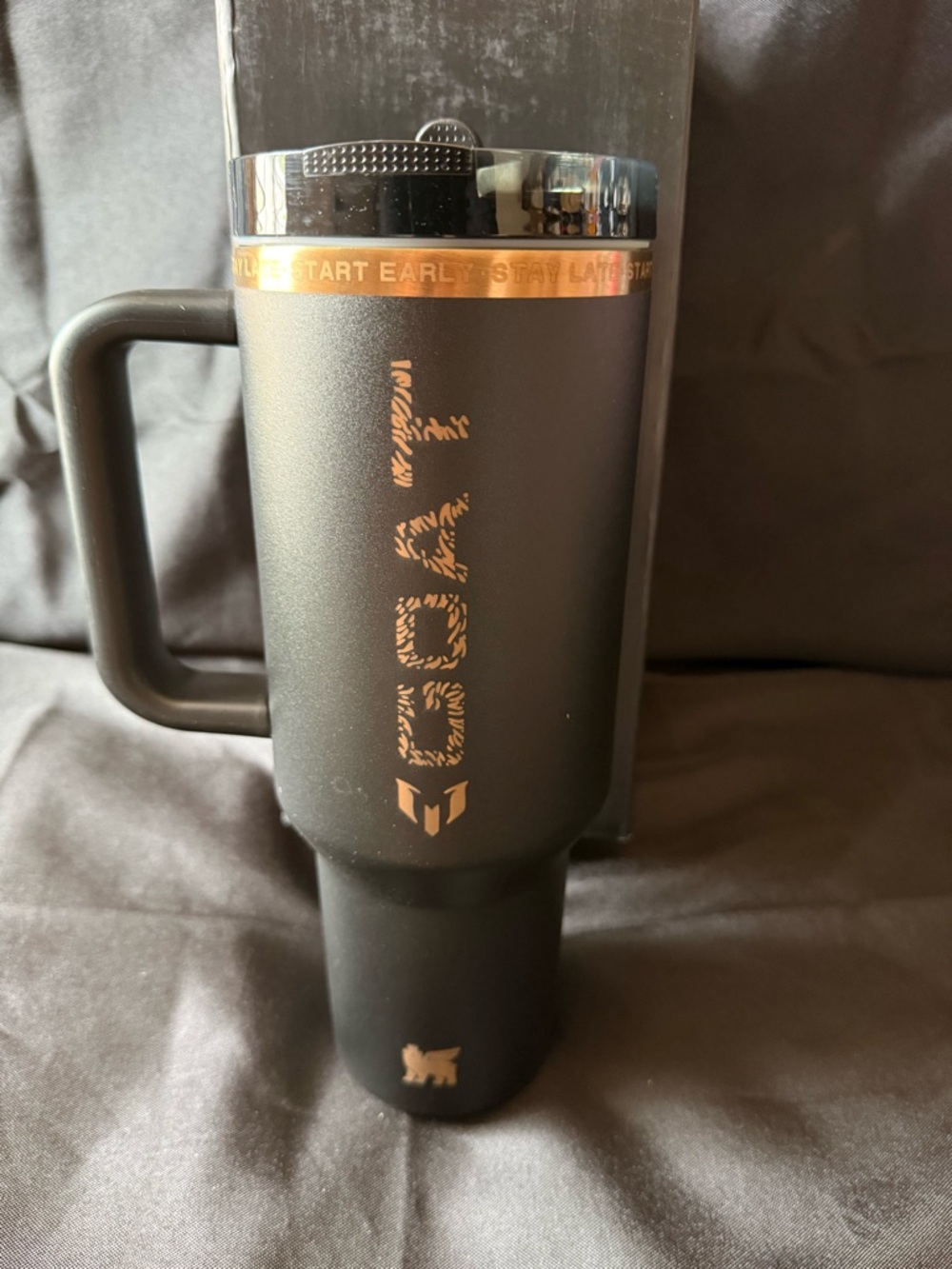 New Stanley 40oz Black and Gold Special MESSI Edition Tumbler with Flip Top - Picture 3 of 11